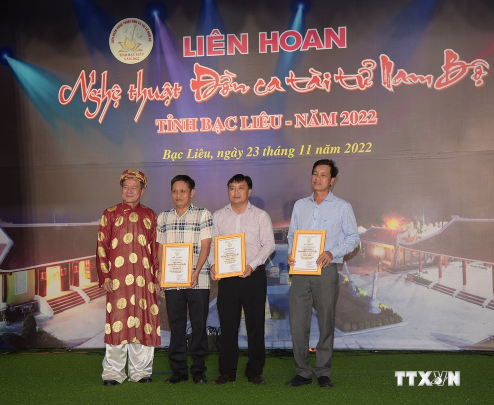 Ban Tổ chức trao giải cho các cá nhân, tập thể đạt giải tại Liên hoan Đờn ca tài tử Nam Bộ tỉnh Bạc Liêu năm 2022. Ảnh Nhật Bình - TTXVN