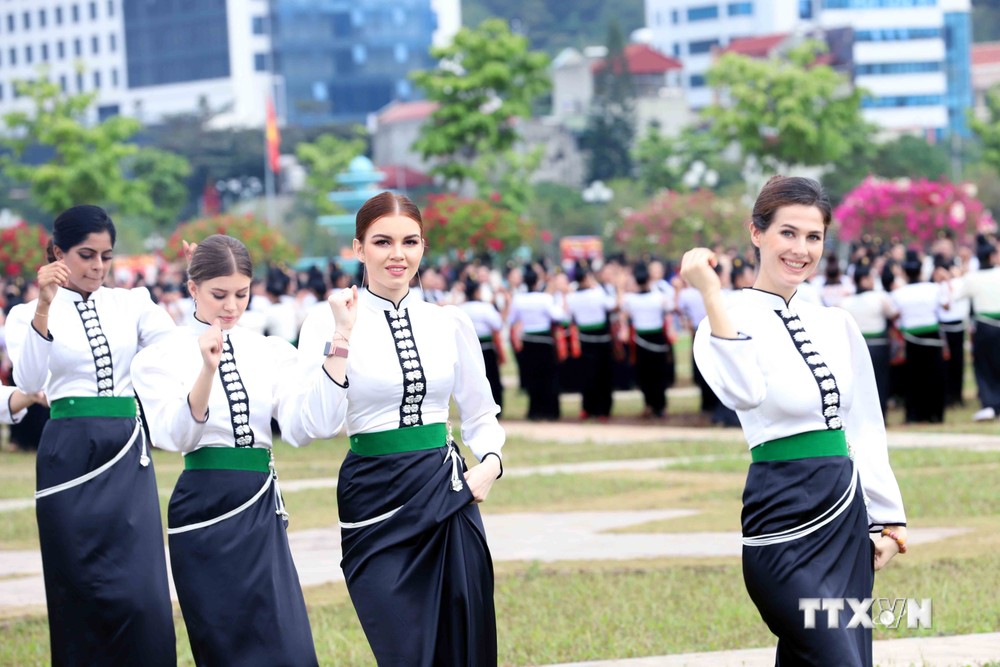 Các thí sinh Hoa hậu Du lịch thế giới trải nghiệm nghệ thuật xòe Thái