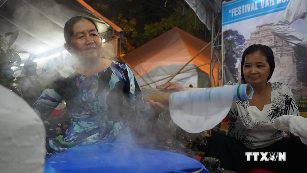 Tây Ninh khai mạc lễ hội nghề làm bánh tráng phơi sương Trảng Bàng
