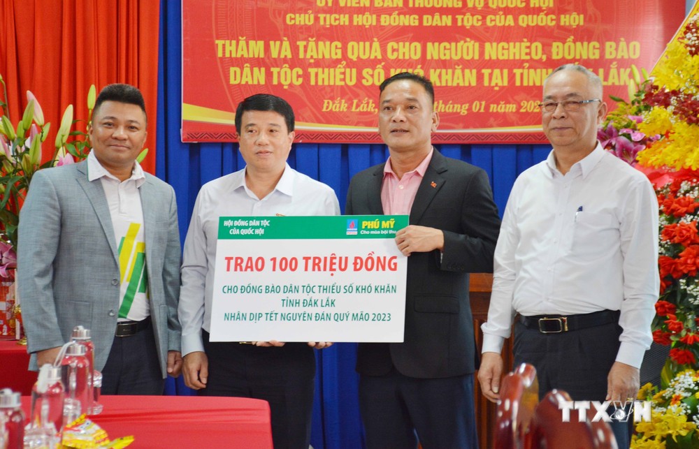 Chủ tịch Hội đồng Dân tộc của Quốc hội trao quà tết cho người nghèo, đồng bào dân tộc thiểu số tại Đắk Lắk