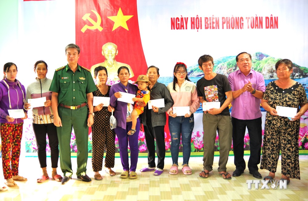 Tổ chức điểm ''Ngày hội Biên phòng toàn dân'' tại xã Tân Tiến, Cà Mau