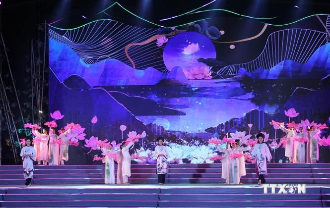 Bế mạc Lễ hội Làng Sen và chương trình "Từ Làng Sen đến Thành phố mang tên Hồ Chí Minh"