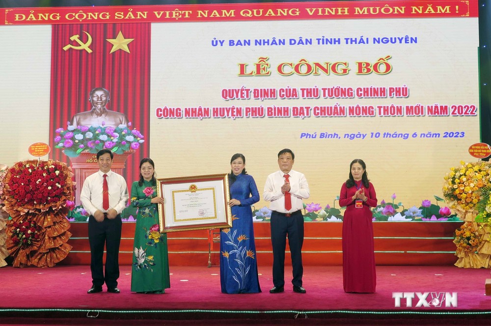 Thái Nguyên: Công bố quyết định công nhận huyện Phú Bình đạt chuẩn nông thôn mới