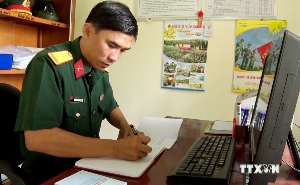 Thiếu tá Nguyễn Văn Ca Răn bên góc làm việc. Ảnh: TTXVN phát