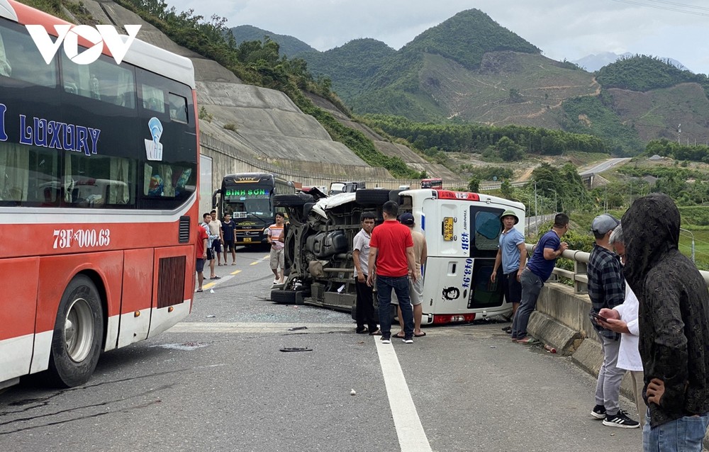 Cháy xe ô tô chở khách trên đường La Sơn – Túy Loan, 29 hành khách may mắn thoát nạn