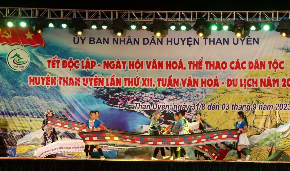 Chương trình nghệ thuật chào mừng Tết Độc lập và Tuần Văn hóa - Du lịch huyện Than Uyên