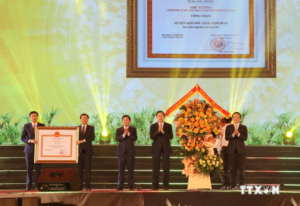 Phó Thủ tướng Trần Lưu Quang trao Bằng công nhận huyện Kim Sơn (Ninh Bình) đạt chuẩn nông thôn mới