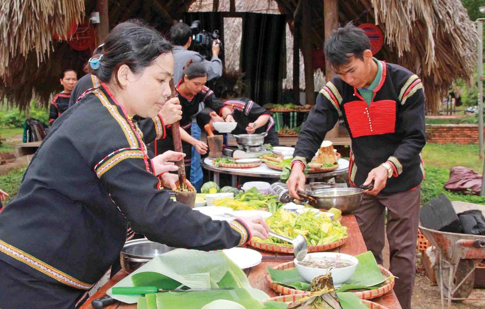 埃地族人做苦茄子、溪鱼汤等菜肴