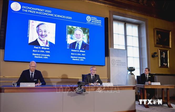 Chân dung hai nhà kinh tế người Mỹ (trên màn hình) Paul. R.Milgrom (trái) và Robert B.Winson đoạt giải Nobel Kinh tế 2020 trong cuộc họp báo công bố giải Nobel ở Stockholm, Thụy Điển ngày 12/10/2020. Ảnh: AFP/TTXVN