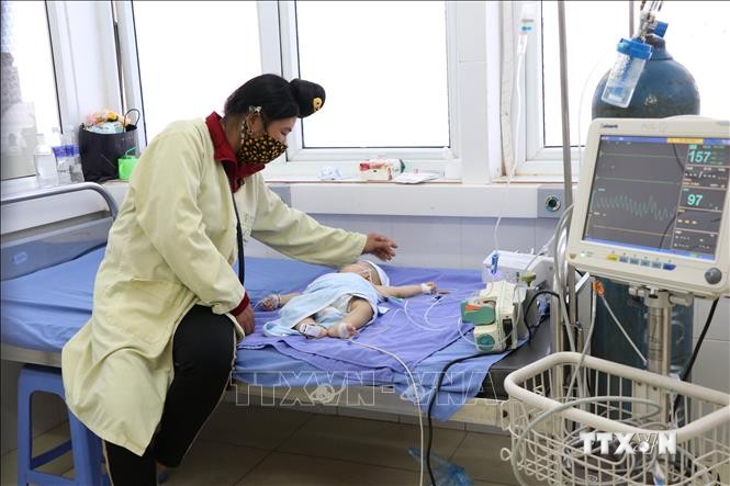 Bệnh nhi nhập viện sau khi tiêm vắc xin đang được điều trị tại khoa Nhi, Bệnh viện đa khoa tỉnh Sơn La. Ảnh: Hữu Quyết - TTXVN