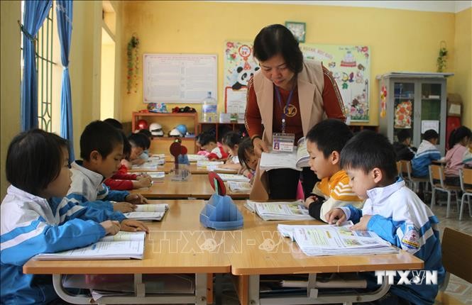 Cô giáo Nguyễn Thị Hạnh Nguyên, giáo viên trường Tiểu học Thạch Bình, huyện Nho Quan, tỉnh Ninh Bình đang giảng bài trên lớp. Ảnh: Hải Yến - TTXVN