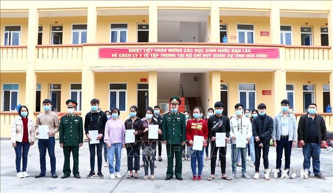 Ngày 4/12/2020, Bộ Chỉ huy Quân sự và Sở Y tế tỉnh Hòa Bình đã tổ chức trao giấy chứng nhận hoàn thành thời gian cách ly y tế tập trung phòng chống dịch COVID-19 cho 20 công dân Quốc tịch Lào là sinh viên đang học tập tại Việt Nam vào khu cách ly ngày 20/