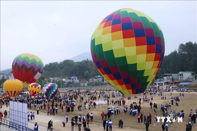 Chương trình giao lưu văn hóa du lịch và trình diễn khinh khí cầu chào năm mới 2021 tại huyện Than Uyên. Ảnh: Nguyễn Oanh-TTXVN