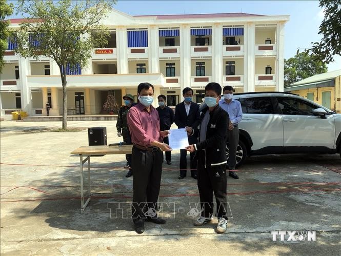 Các trường hợp F1 ở thôn Tuấn, xã Hùng Thắng, huyện Bình Giang được trao giấy chứng nhận và trở về nhà đón Tết sau khi có kết quả xét nghiệm 3 lần âm tính. Ảnh: TTXVN phát