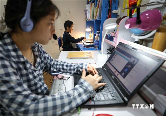 Ngay từ ngày đầu tiên được nghỉ học sớm trước Tết Nguyên đán Tân Sửu để phòng, chống dịch (1/2/2021), học sinh Hà Nội đã chuyển sang hình thức học trực tuyến. Ảnh: Thanh Tùng - TTXVN