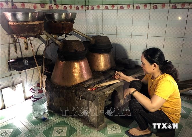 Sự nổi tiếng của rượu Bàu Đá Bình Định, đặc sản của thôn Cù Lâm, xã Nhơn Lộc, thị xã An Nhơn một phần nhờ phương pháp nấu rất thủ công, tạo hương vị riêng, cay nồng đậm đà khó tả. Ảnh: Nguyên Linh - TTXVN