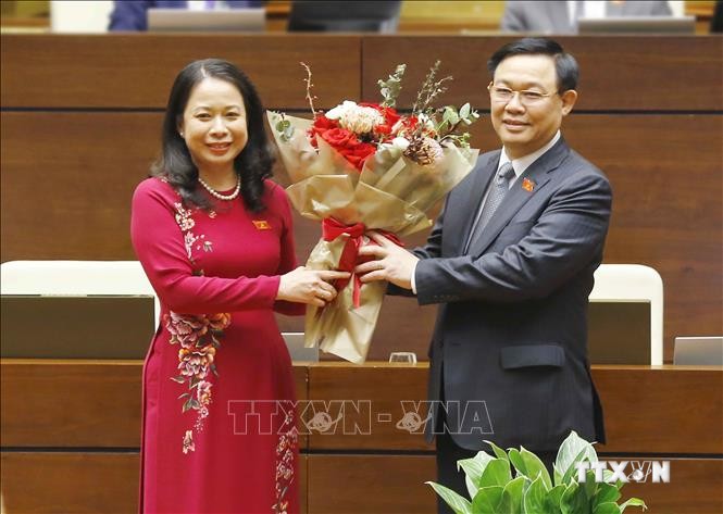 Chủ tịch Quốc hội Vương Đình Huệ tặng hoa chúc mừng Phó Chủ tịch nước Võ Thị Ánh Xuân. Ảnh: Doãn Tấn - TTXVN