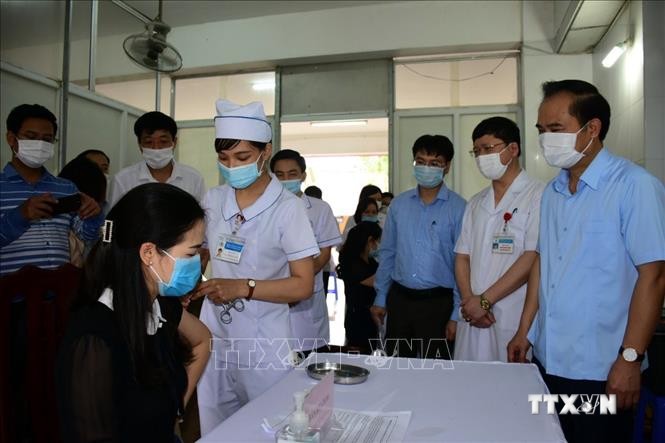 Những người trong lực lượng tuyến đầu phòng chống dịch COVID-19 của tỉnh Tuyên Quang được tiêm vaccine đợt 1. Ảnh: Quang Cường –TTXVN.