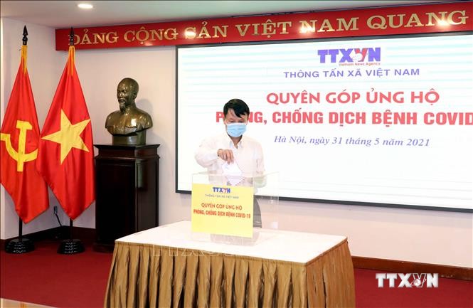 Tổng Giám đốc TTXVN Nguyễn Đức Lợi quyên góp, ủng hộ Quỹ phòng, chống dịch COVID-19. Ảnh: Phạm Kiên - TTXVN