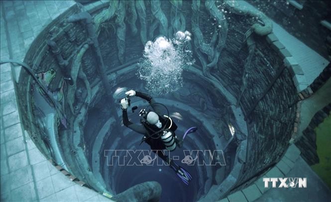 Một thợ lặn trải nghiệm bể bơi Deep Dive Dubai ở UAE ngày 10/7/2021. Ảnh: AFP/TTXVN