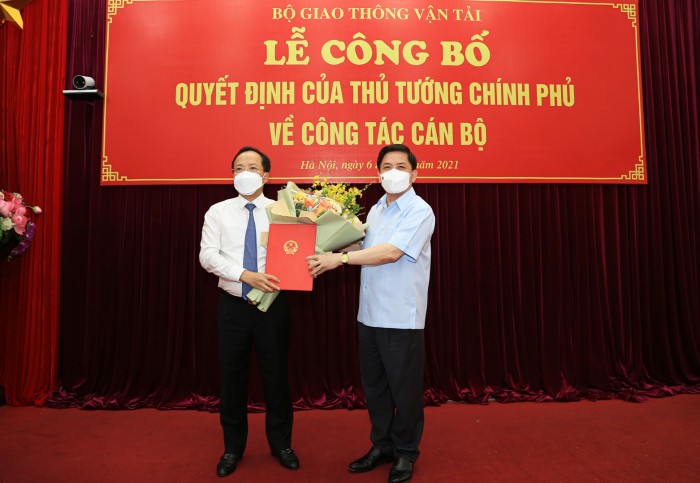 Bộ trưởng Bộ GTVT Nguyễn Văn Thể trao Quyết định bổ nhiệm ông Nguyễn Duy Lâm làm Thứ trưởng Bộ GTVT. Ảnh: mt.gov.vn
