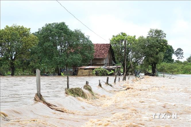 Nhiều nhà dân ở xã Cư Kbang, huyện Ea Súp bị ngập do mưa lũ. Ảnh: Tuấn Anh – TTXVN
