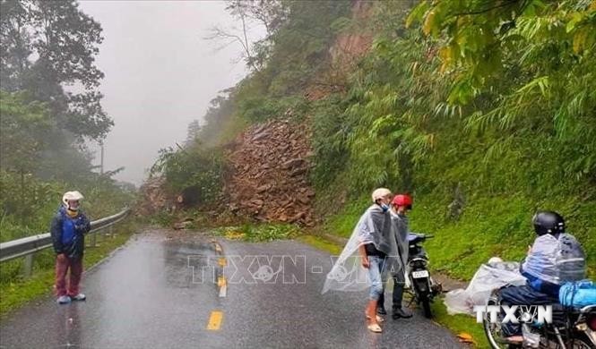 Đèo Khau Phạ thuộc địa phận xã Cao Phạ, huyện Mù Cang Chải xảy ra sạt lở đất đá gây tắc đường. Ảnh: TTXVN phát