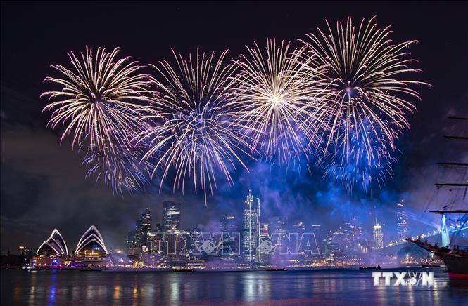 Pháo hoa rực rỡ chào đón Năm mới 2022 trên cầu cảng Sydney, Australia ngày 1/1/2022. Ảnh: THX/TTXVN