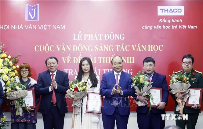 Chủ tịch nước Nguyễn Xuân Phúc trao giải thưởng cho các tác giả trẻ lần thứ nhất. Ảnh: Thống Nhất – TTXVN
