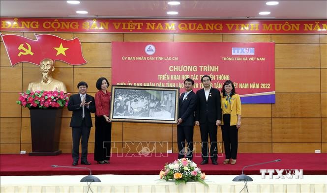 Tổng giám đốc Thông tấn xã Việt Nam Vũ Việt Trang trao tặng bức ảnh lưu niệm cho tỉnh Lào Cai. Ảnh: Quốc Khánh - TTXVN