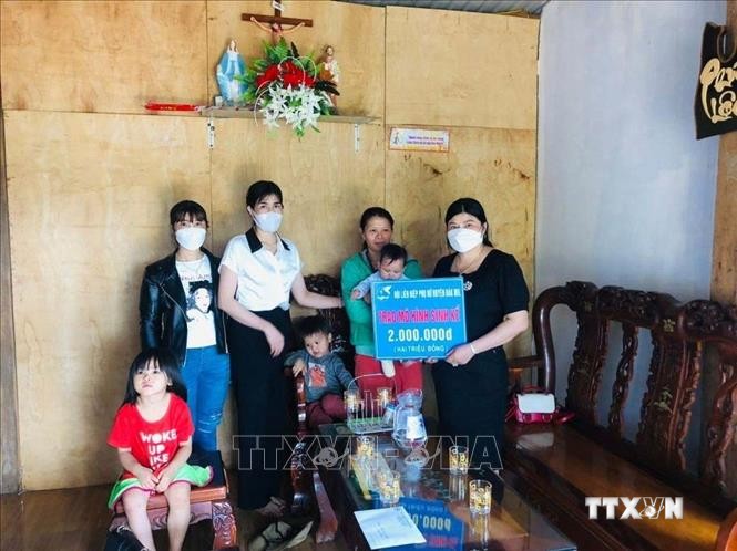 Hội Liên hiệp phụ nữ huyện Đắk Mil (Đắk Nông) tổ chức trao mô hình sinh kế giúp đỡ cho gia đình chị Hoàng Thị Truyền, hội viên phụ nữ thôn Xuân Bình, xã Đắk Sắk. Ảnh: TTXVN phát