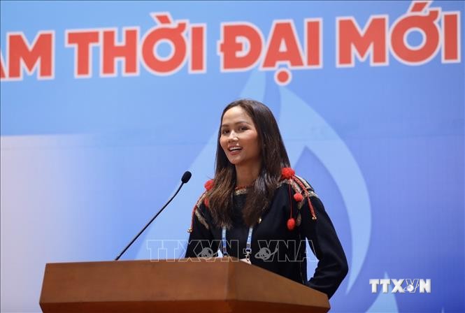 Hoa hậu H'Hen Niê phát biểu tại phiên thảo luận “Xây dựng phụ nữ Việt Nam thời đại mới”. Ảnh: Lâm Khánh - TTXVN