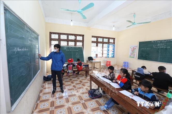 Giờ Mĩ thuật của lớp ghép 2+4+5 tại điểm trường Lũng Slàng, trường Tiểu học xã Tri Phương, huyện Tràng Định, tỉnh Lạng Sơn. Ảnh: TTXVN phát