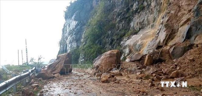 Tại Km17+700 đường tỉnh 129 thuộc Căn Tỷ 2, xã Ma Quai, huyện Sìn Hồ, sạt đá ta luy dương xảy ra gây tắc đường, nguy hiểm cho người và phương tiện khi lưu thông. Ảnh: TTXVN phát