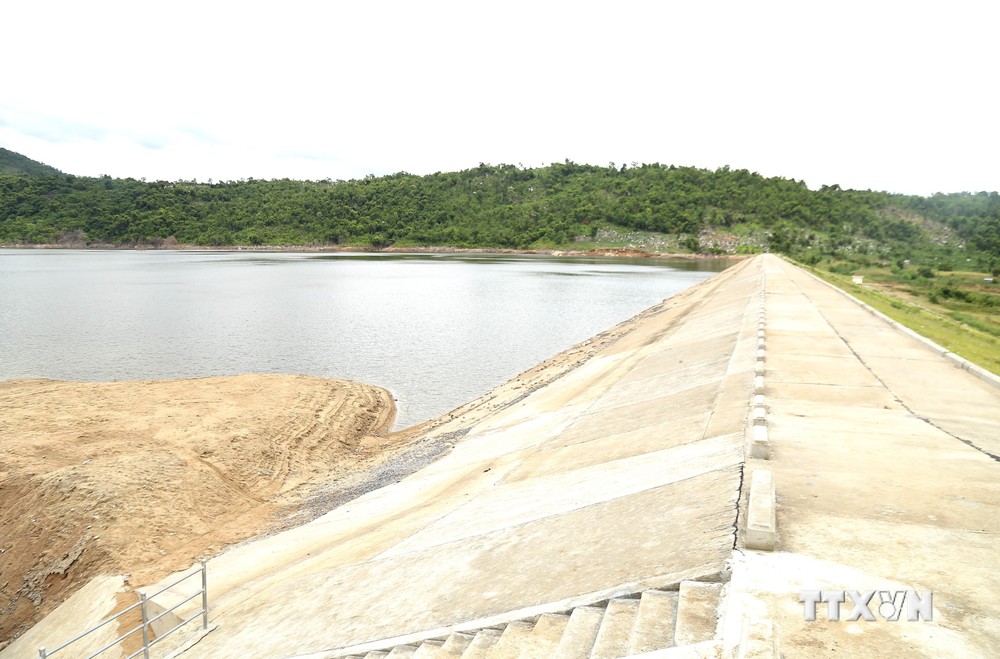 Các hạng mục chính của Hồ chưa Ia Rtô (thị xã Ayun Pa, tỉnh Gia Lai) đã hoàn thành nhưng chưa phát huy được công năng do thiếu hệ thống kênh tưới. Ảnh: Quang Thái- TTXVN