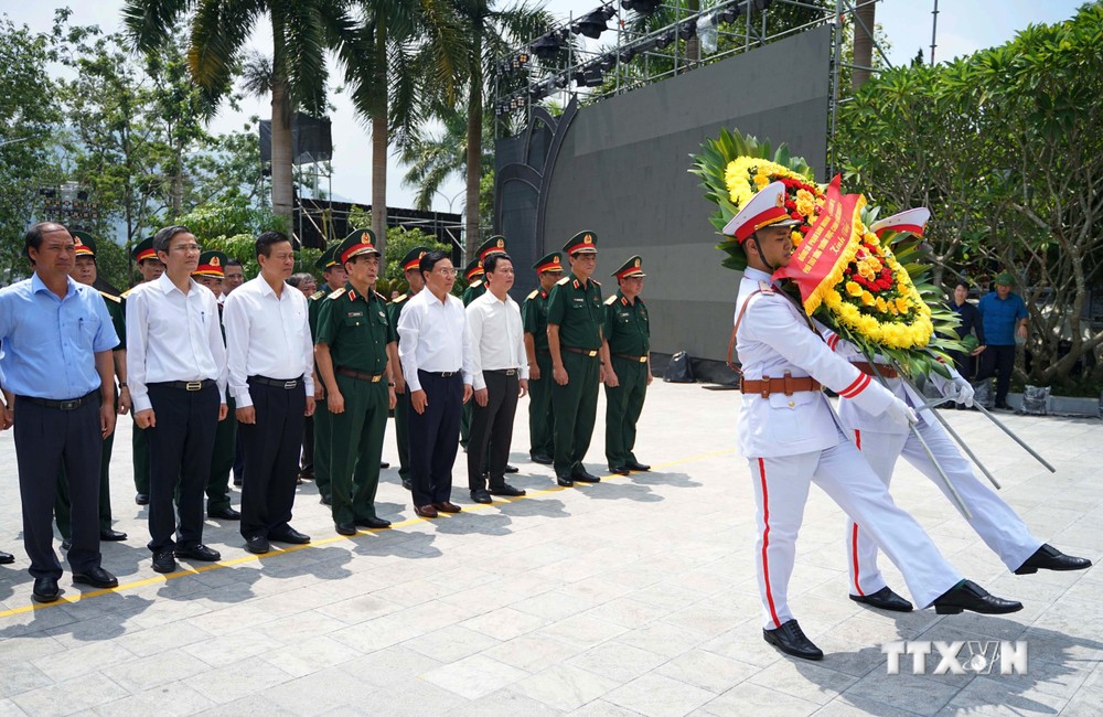 Phó Thủ tướng Thường trực Phạm Bình Minh cùng đoàn công tác dâng hương tại Nghĩa trang Liệt sỹ Quốc gia Vị Xuyên. Ảnh: Minh Tâm-TTXVN