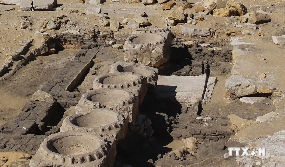 Di tích toà nhà cổ xây bằng gạch bùn được phát hiện phía dưới đền thờ Vua Nyuserre tại vùng Abusir, phía Nam thủ đô Cairo, Ai Cập ngày 30/7/2022. Ảnh: THX/TTXVN