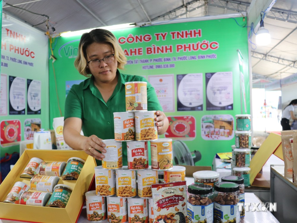 Gian hàng giới thiệu sản phẩm hạt điều chế biến sâu tại Hội chợ trái cây và hàng nông sản tỉnh Bình Phước lần thứ V, năm 2022. Ảnh: K GỬIH-TTXVN