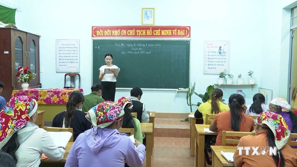 Một lớp học xóa mù chữ ở Đắk Nông. Ảnh: TTXVN phát