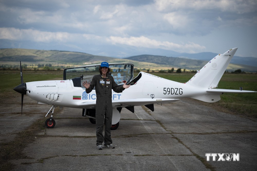 Thanh niên Mack Rutherford sau khi hạ cánh xuống sân bay Tây Sofia, Bulgaria, kết thúc hành trình bay một mình vòng quanh thế giới, ngày 24/8/2022. Ảnh: AFP/TTXVN