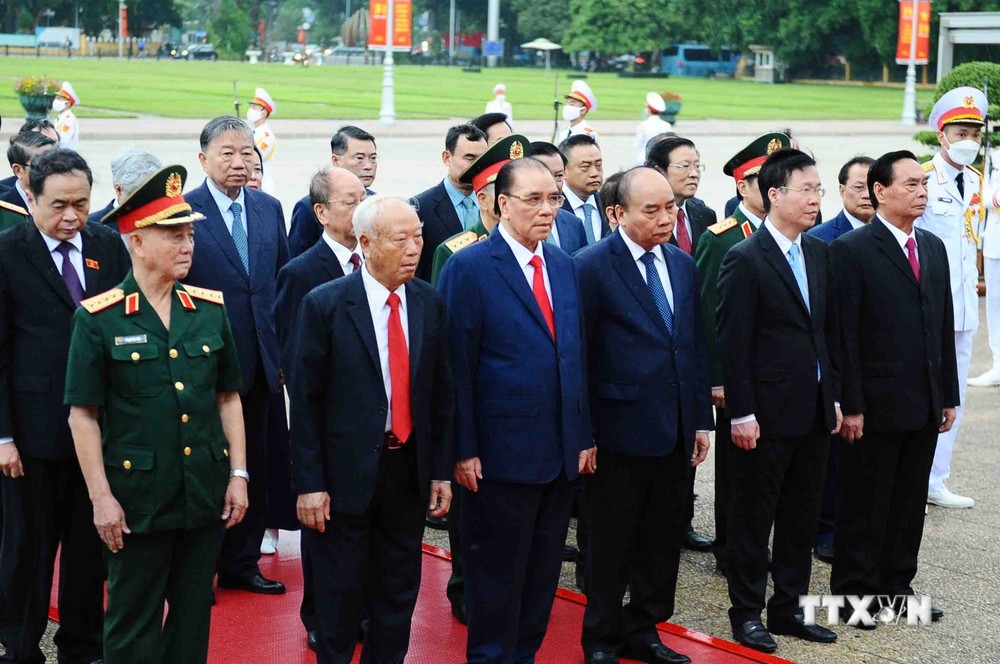 Các đồng chí lãnh đạo, nguyên lãnh đạo Đảng và Nhà nước lãnh đạo các ban, bộ, ngành, đoàn thể Trung ương viếng Chủ tịch Hồ Chí Minh. Ảnh: Minh Đức - TTXVN