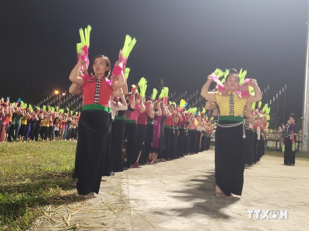 Phát vé miễn phí cho nhân dân và du khách tham dự Lễ đón nhận Bằng của UNESCO ghi danh "Nghệ thuật xòe Thái” tại Yên Bái