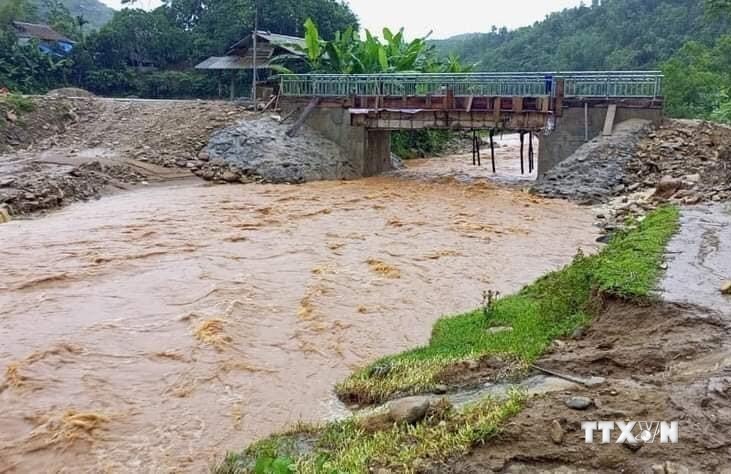 Nước lũ tràn về dòng suối trên địa bàn xã Bình Thuận, huyện Văn Chấn.Ảnh: TTXVN phát