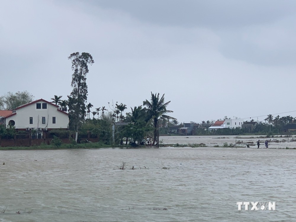 Mưa lớn kéo dài khiến nhiều khu dân cư xã Duy Châu, huyện Duy Xuyên bị chia cắt do ngập lũ. Ảnh: Đoàn Hữu Trung - TTXVN