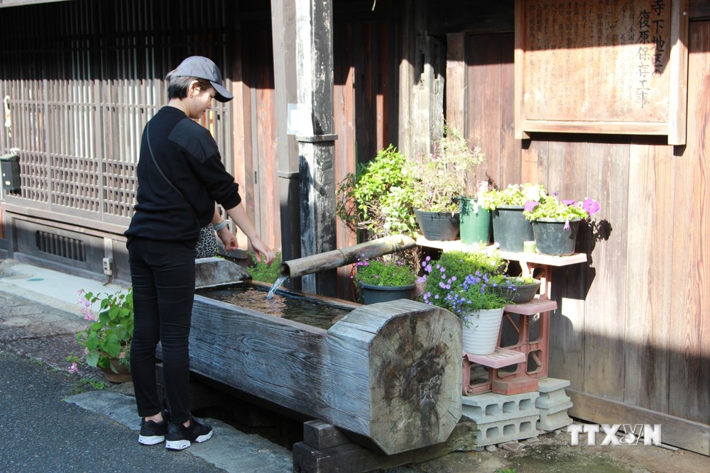 Du khách tới thăm cổ trấn Tsumago-juku ở tỉnh Nagano. Ảnh: Đào Thanh Tùng - TTXVN