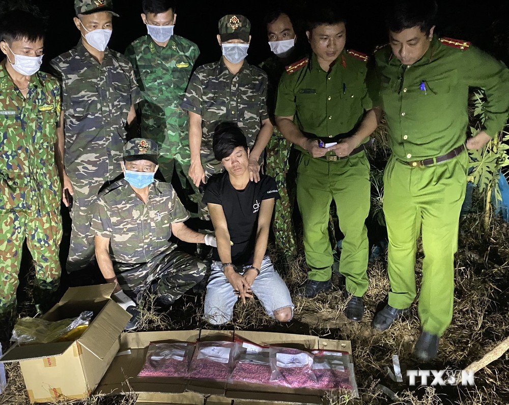 Đối tượng Hồ A Xuân bị bắt khi có hành vi tàng trữ 30.000 viên ma túy tổng hợp. Ảnh: TTXVN phát