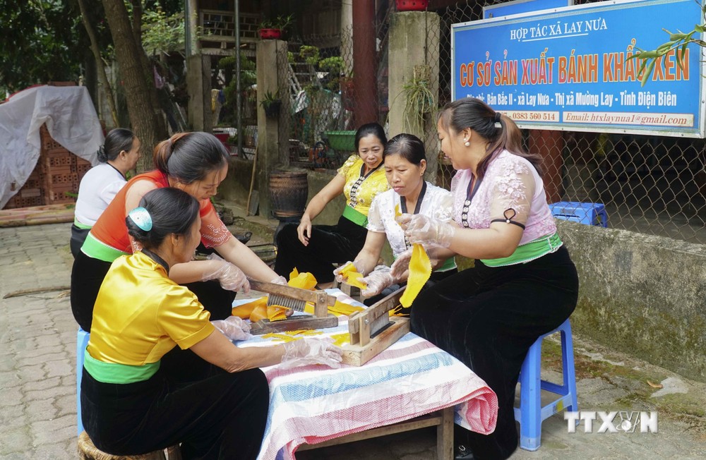 Các chị em người Thái trắng là hội viên Hợp tác xã Lay Nưa (thị xã Mường Lay, tỉnh Điện Biên) làm bánh khẩu xén. Ảnh: Xuân Tư – TTXVN