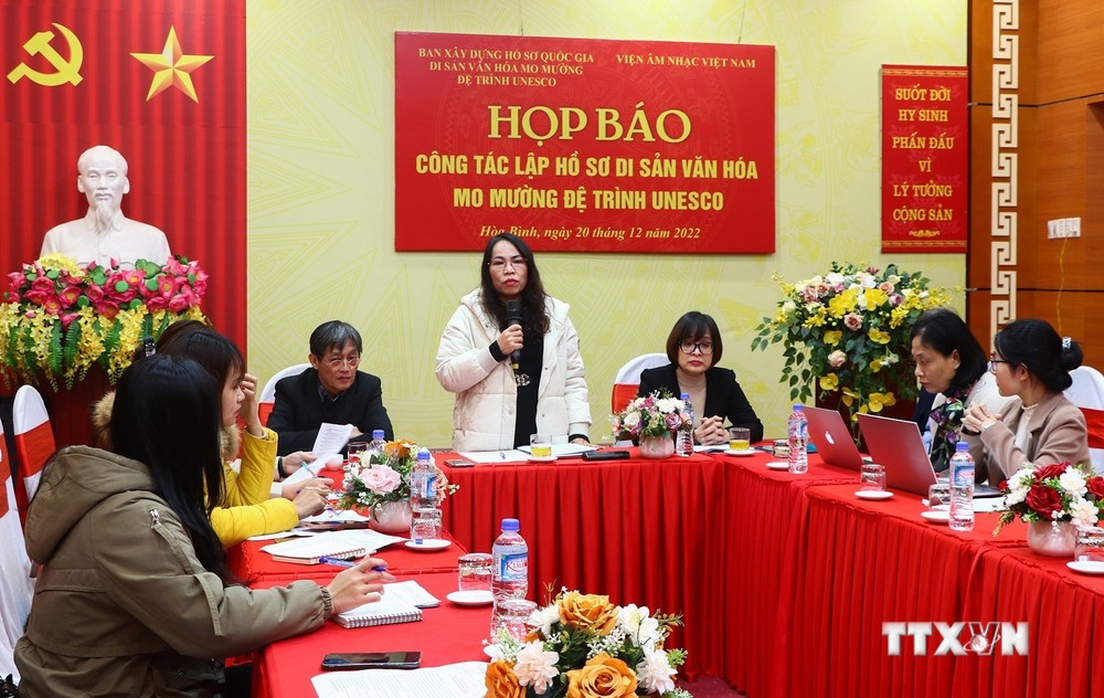Bà Bùi Thị Niềm, Giám đốc Sở Văn hóa, Thể thao và Du lịch tỉnh Hòa Bình phát biểu tại buổi họp báo. Ảnh: Trọng Đạt - TTXVN