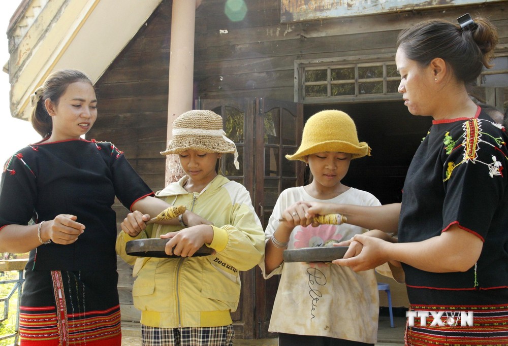 Lớp truyền dạy đánh cồng chiêng cho thế hệ trẻ tại huyện Krông Ana trong khuôn khổ dự án. Ảnh: TTXVN