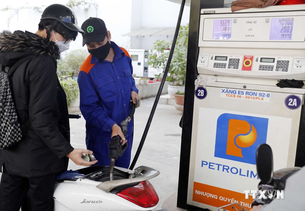 Khách mua xăng tại một điểm kinh doanh xăng dầu trên địa bàn Hà Nội. Ảnh: Trần Việt - TTXVN